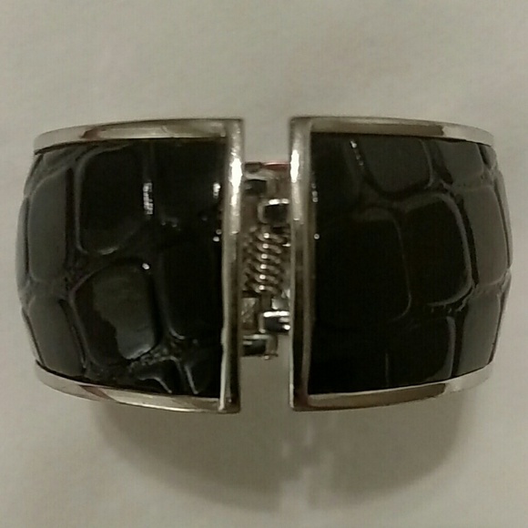 Wide Cuff Silvertone Chunky Bangle Bracelet Black Spring Closure OS - Picture 3 of 3